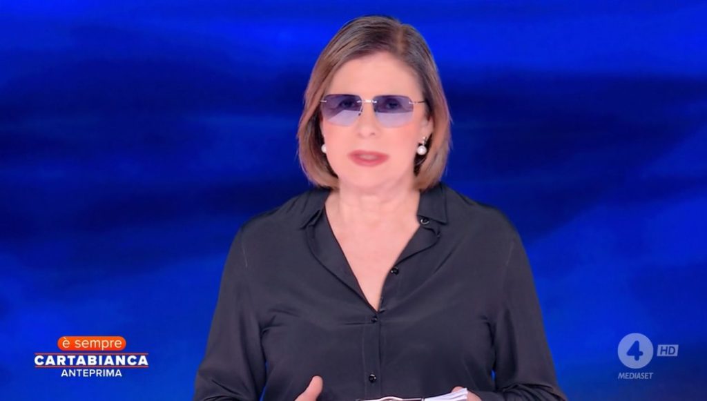 Bianca Berlinguer conduce con gli occhiali da sole