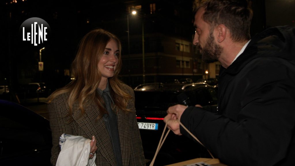 Le Iene consegnano il pandoro a Chiara Ferragni