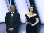 Sanremo 2026, diretta prima serata: tutto fila troppo liscio, guizzi solo dalla 105enne di sinistra. La stampa sceglie i migliori 5 Big