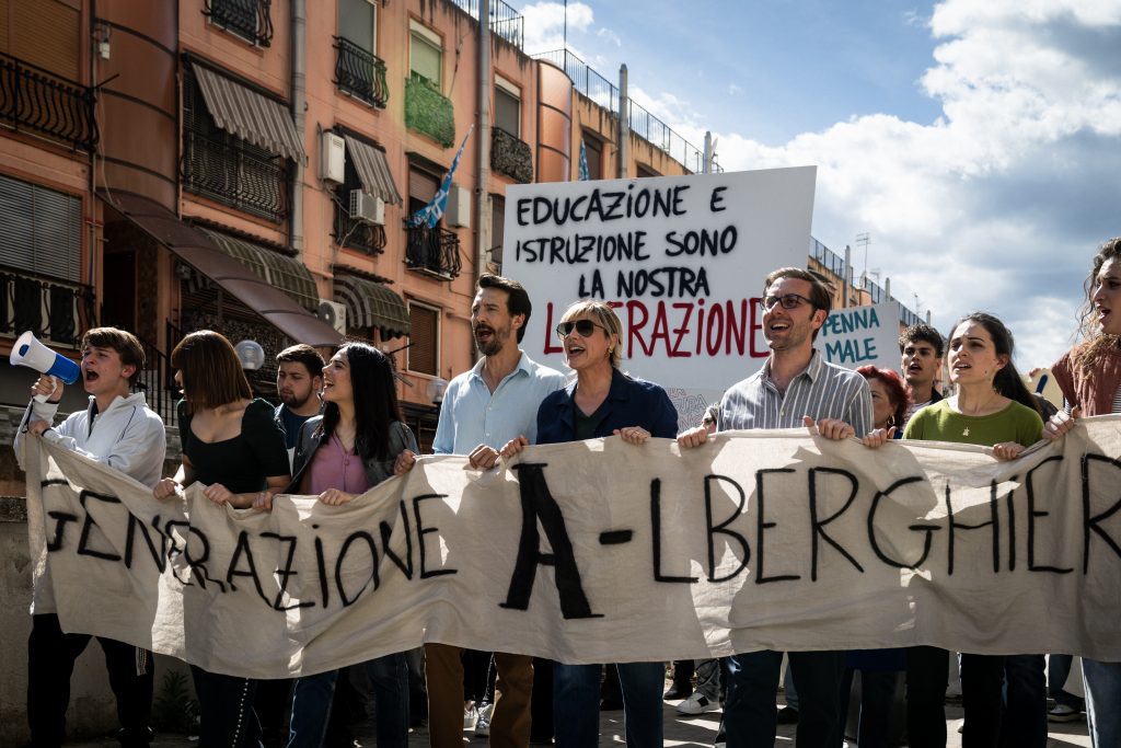 Ascolti TV | Lunedì 2 Febbraio 2026. La Preside chiude in bellezza (27.3%), l’ultima di Zelig al 20.6%