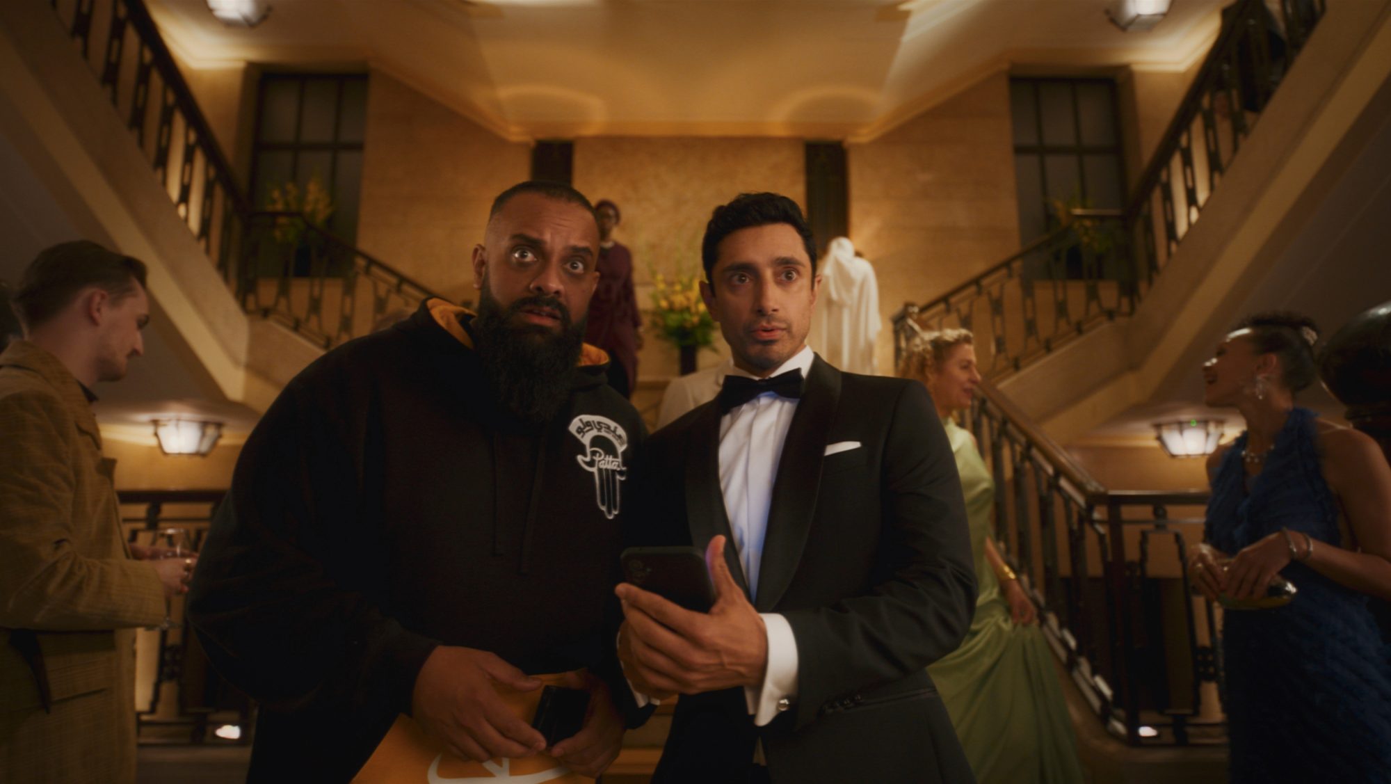 Guz Khan e Riz Ahmed in Bait - Fuori Parte