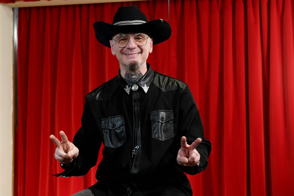 Canzoni Sanremo 2026, “Italia Starter Pack” di J-Ax