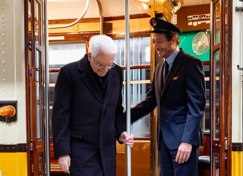 Mattarella ‘scortato’ da Valentino Rossi in tram alla cerimonia d’apertura di Milano-Cortina 2026