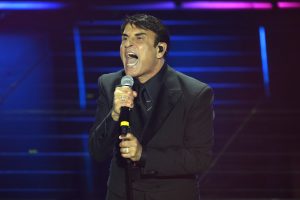 Sanremo 2026, diretta terza serata: Ariston in piedi per Sal Da Vinci
