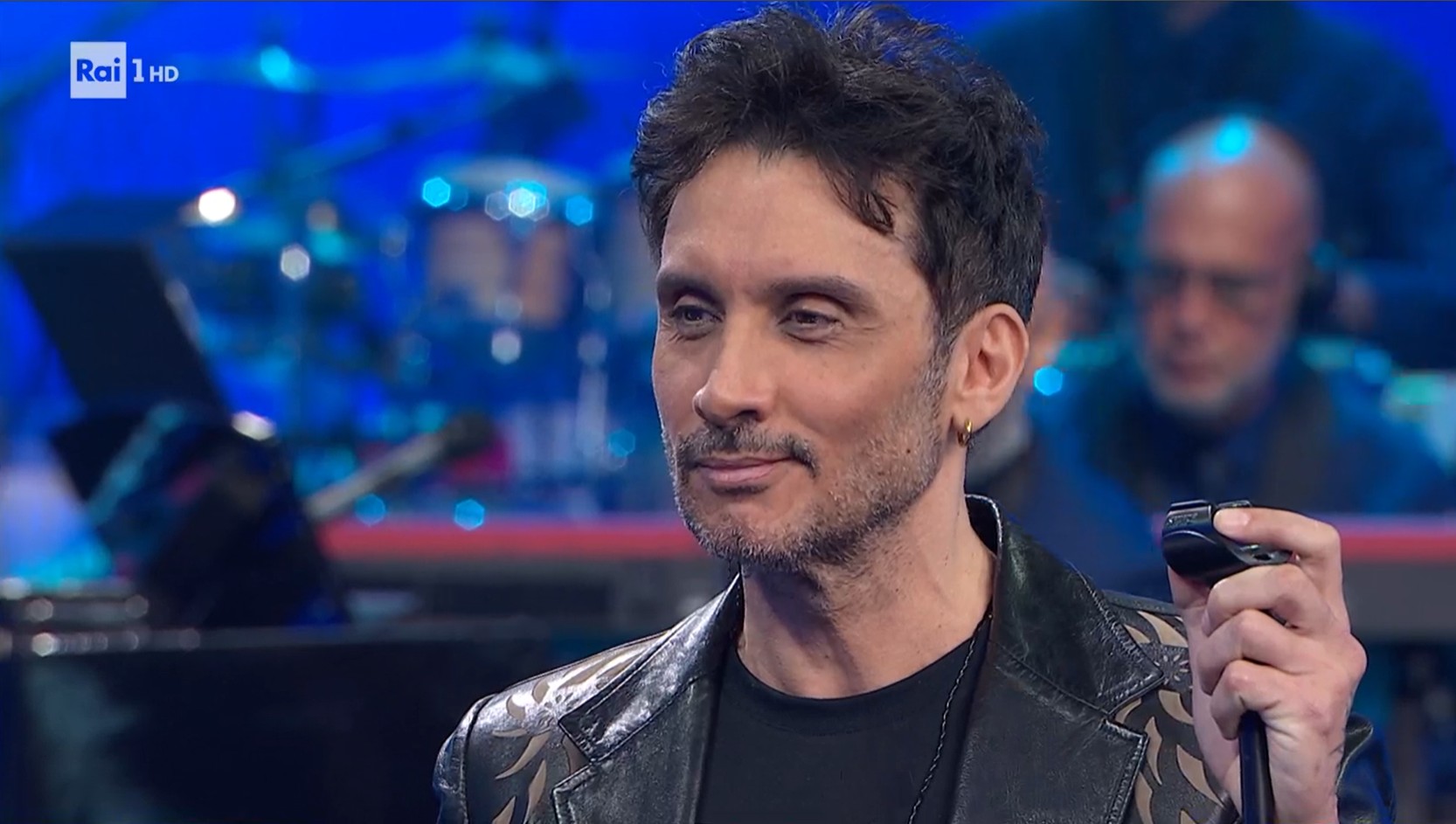 Canzonissima 2026, Fabrizio Moro con “Il mio canto libero” vince la prima puntata