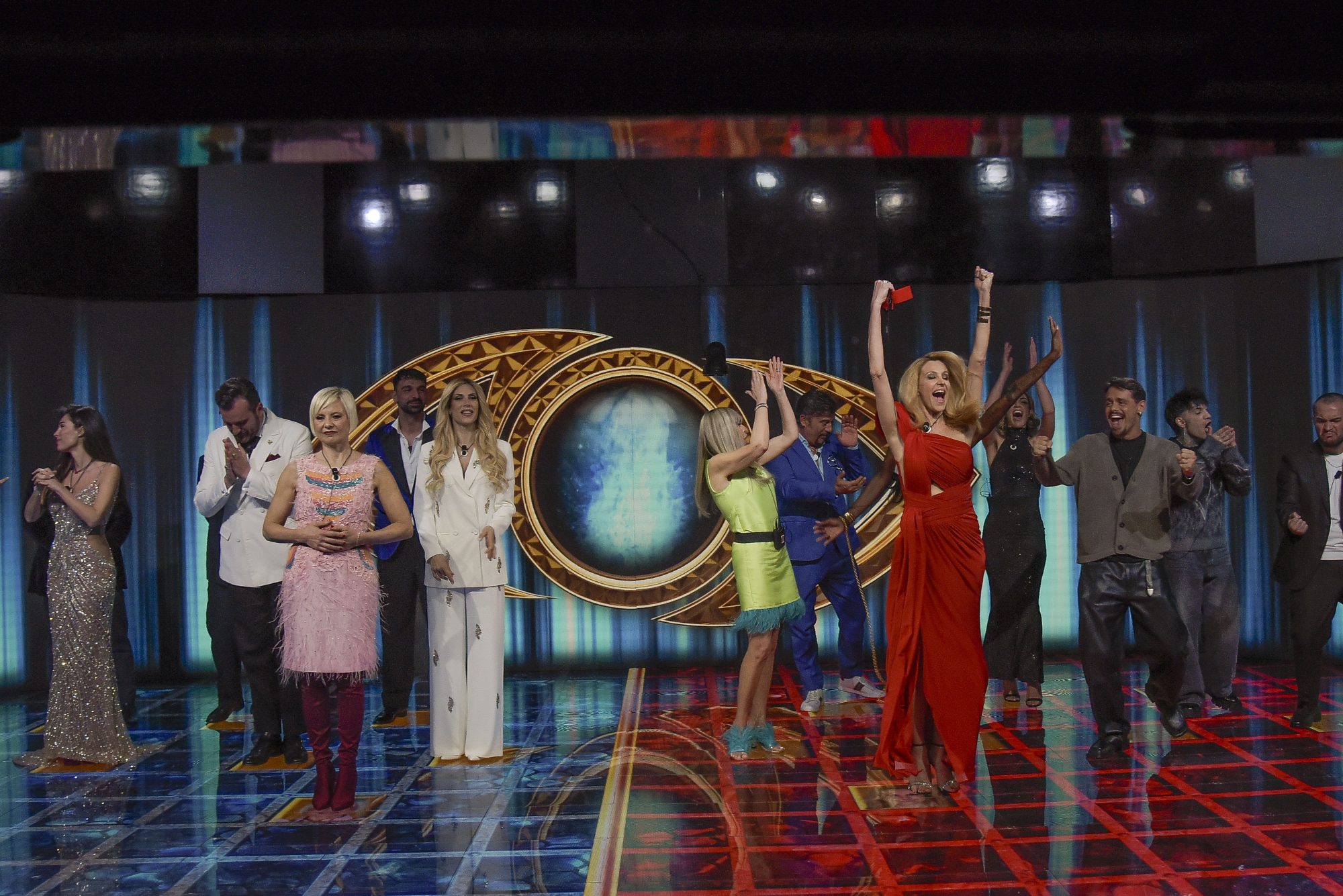 Grande Fratello Vip 2026, diretta prima puntata: Club Volpe batte Club Elia, in 8 al televoto per l’immunità