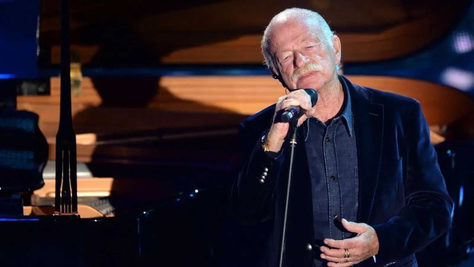 Domenica In ricorda Gino Paoli con Adriano Aragozzini, Mario Lavezzi, Ricky Gianco e Malika Ayane