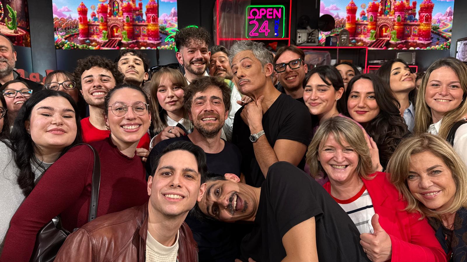 Fiorello avverte la Hunziker: “Non fare il Karaoke, è come passare sotto una scala”