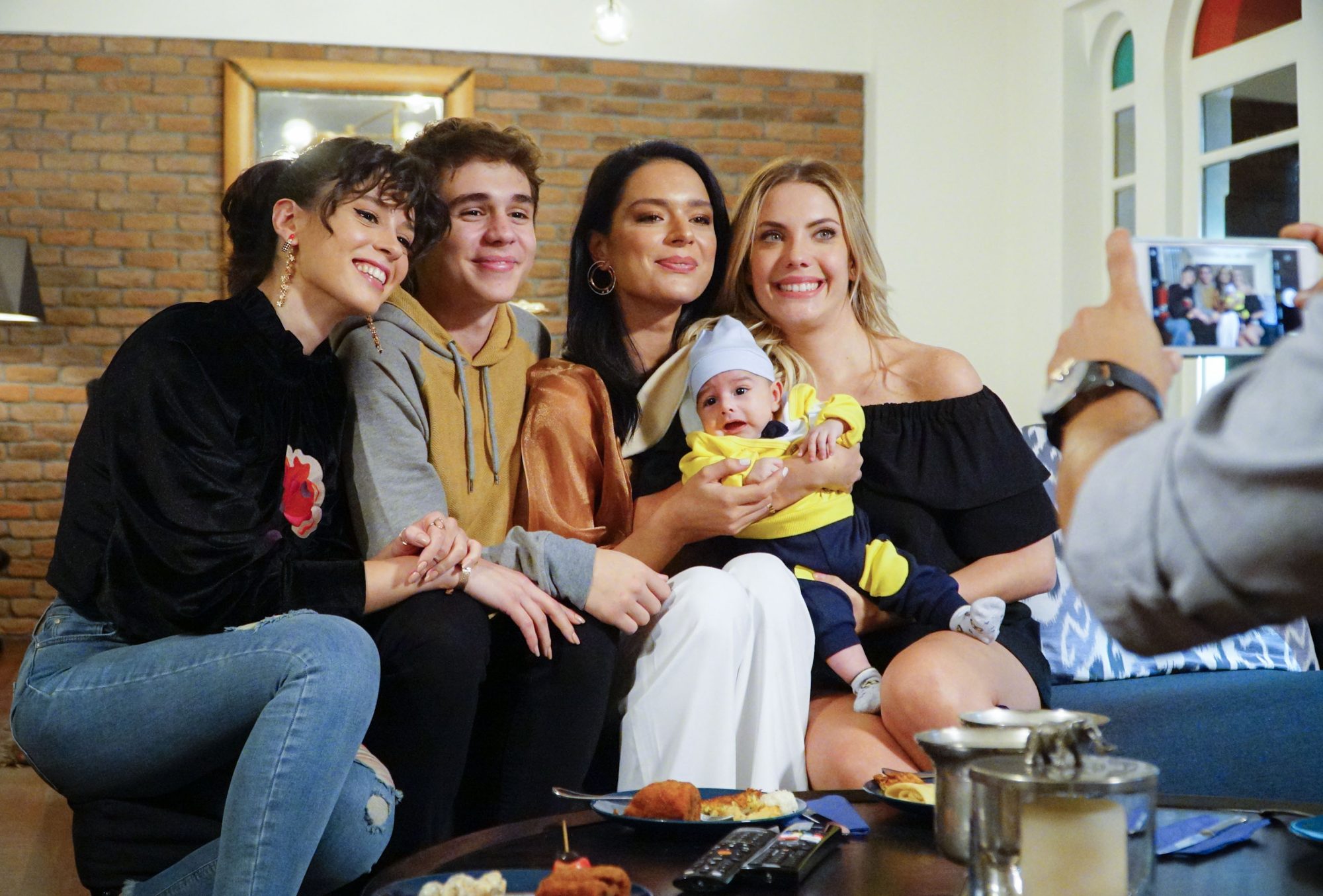 Lila, Erim, Yildiz, Zehra e Halitcan - Forbidden Fruit