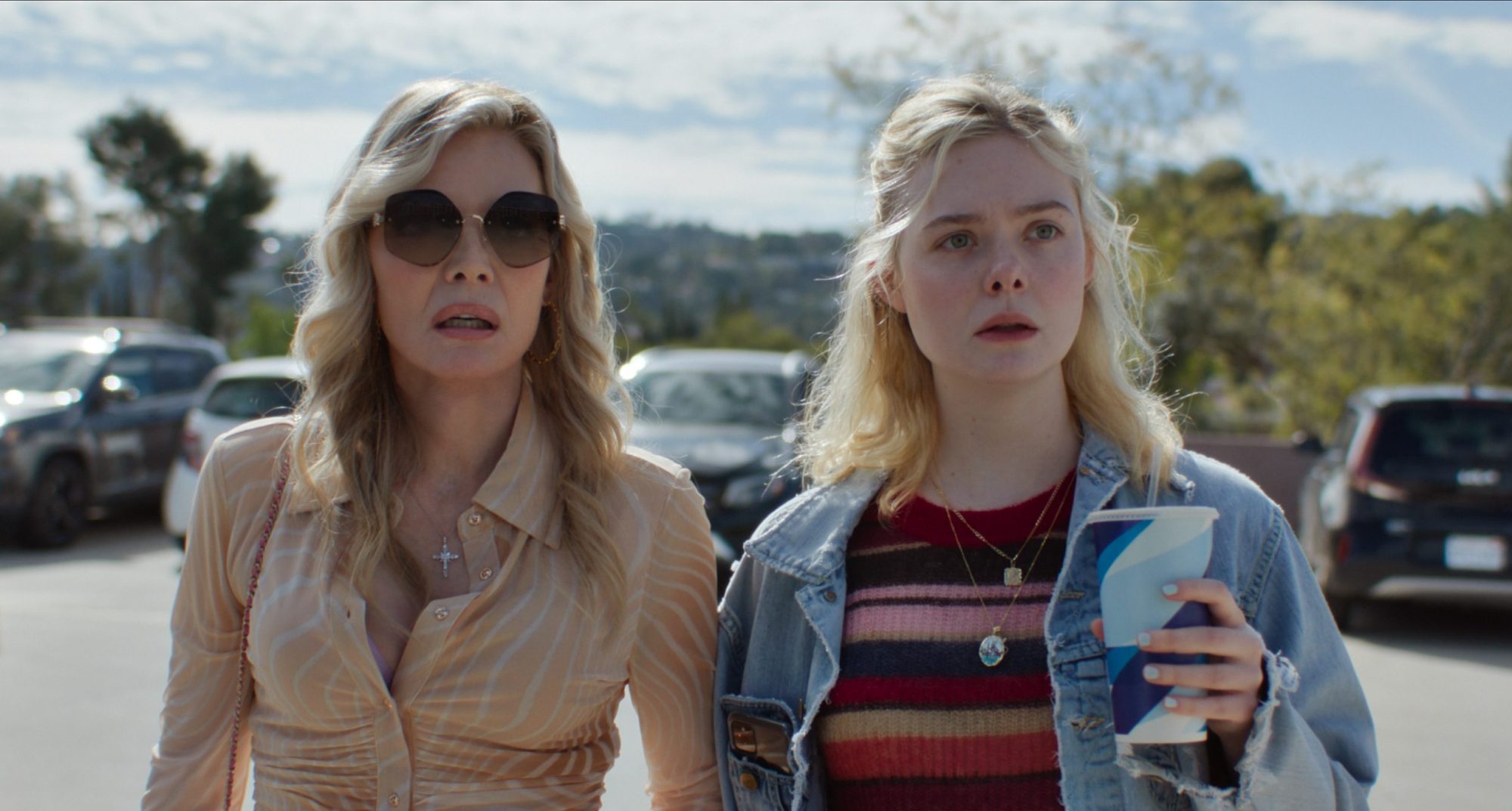 Michelle Pfeiffer e Elle Fanning in Margo ha problemi di soldi