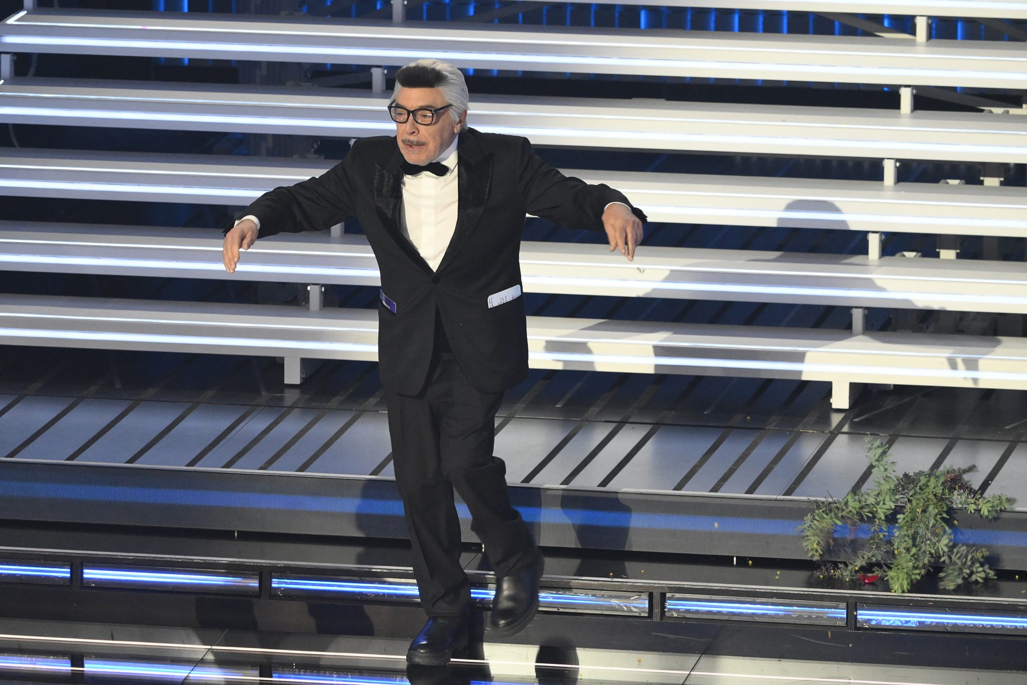 Nino Frassica ‘sbeffeggia’ la Marini: “Chiedo scusa a Valeria… Golino”