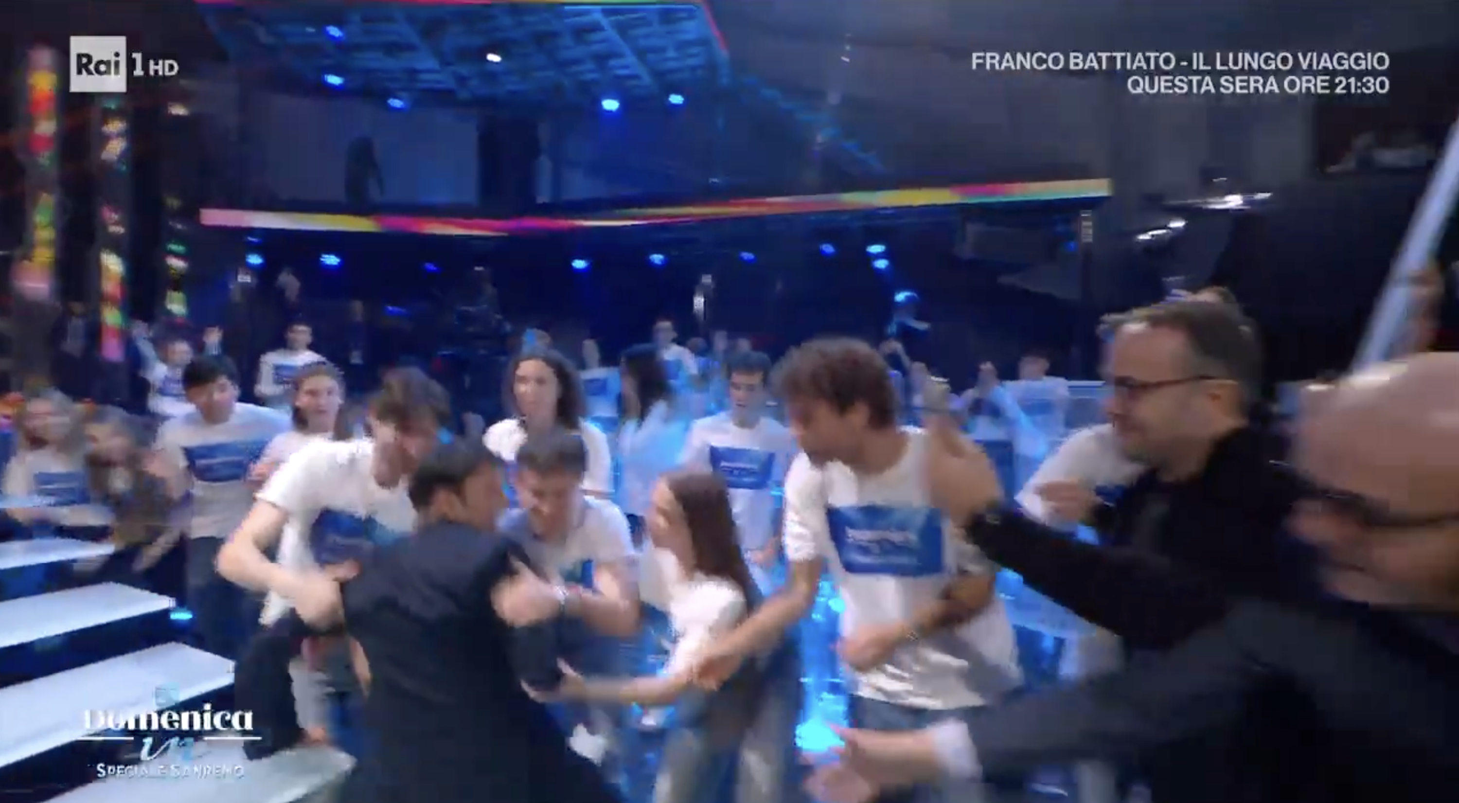 Sal Da Vinci cade dalle scale a Domenica In 