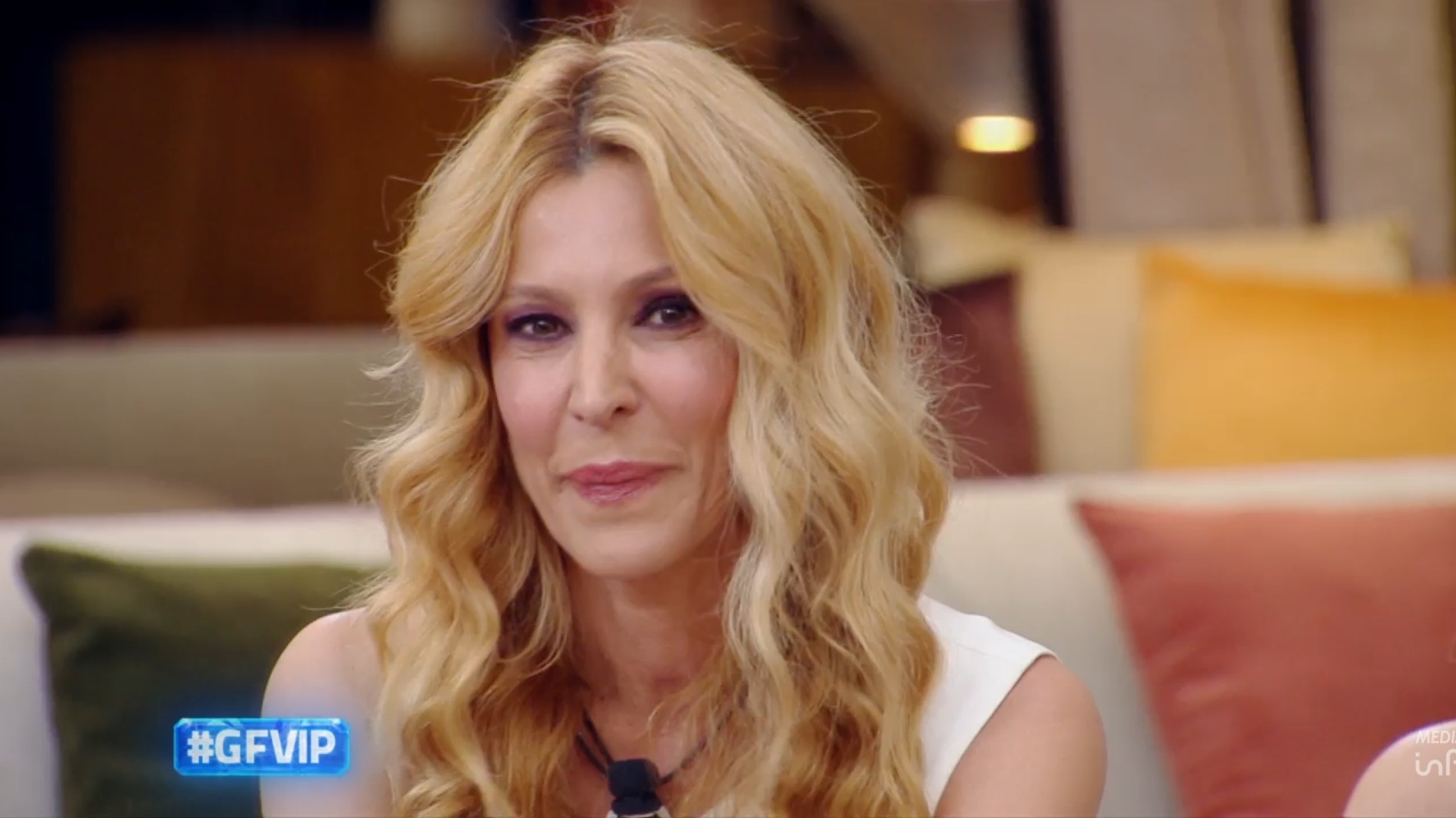 Grande Fratello Vip 2026, diretta ottava puntata: Adriana Volpe al centro delle critiche dei compagni e delle opinioniste