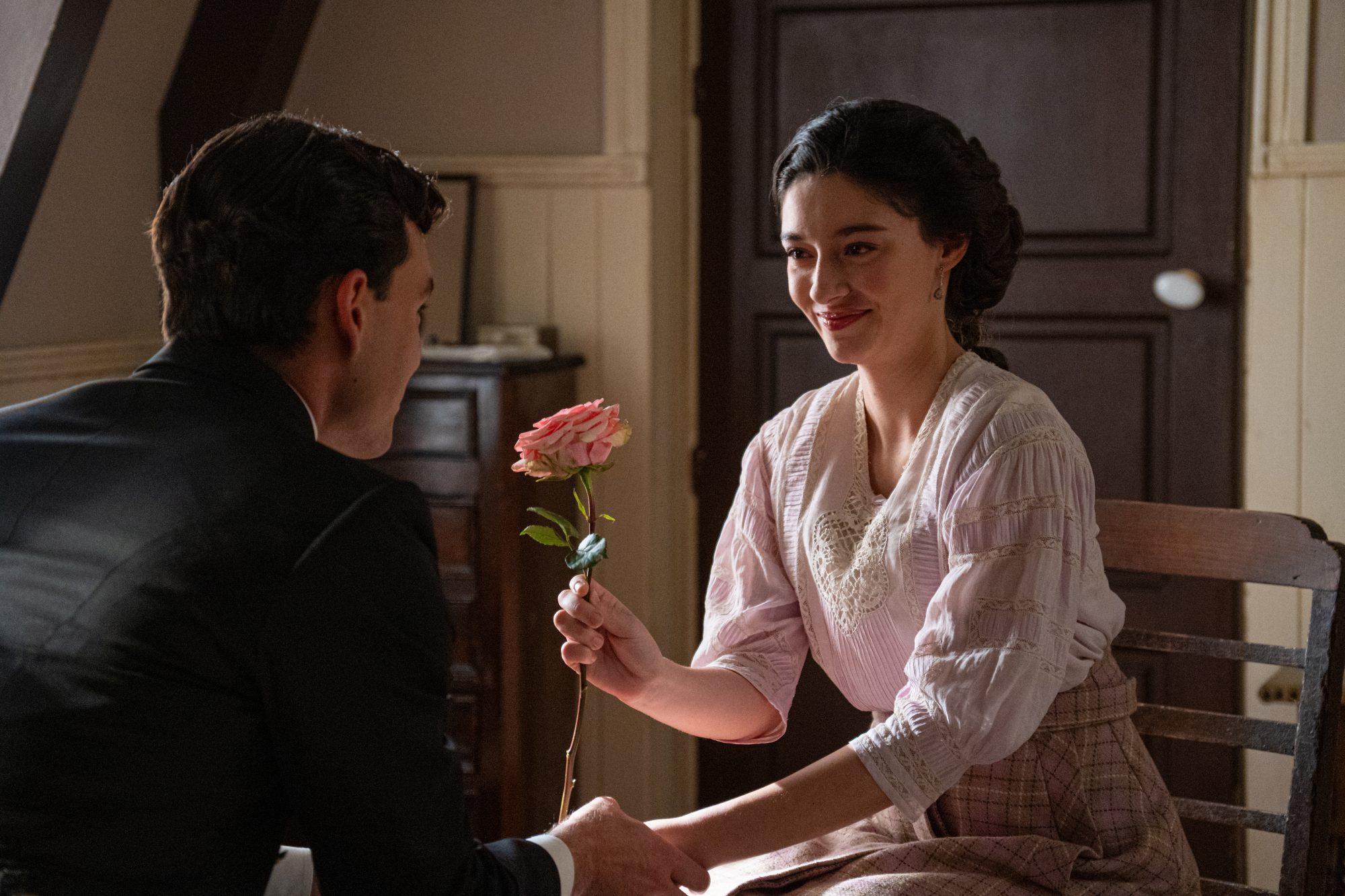 La Promessa, anticipazioni dal 27 aprile al 3 maggio 2026: Angela si rifiuta di lasciare la tenuta dei Luján e si accampa nei giardini