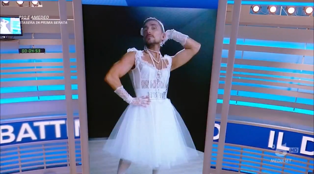 Forum ‘emula’ Forbidden Fruit con il suo en travesti