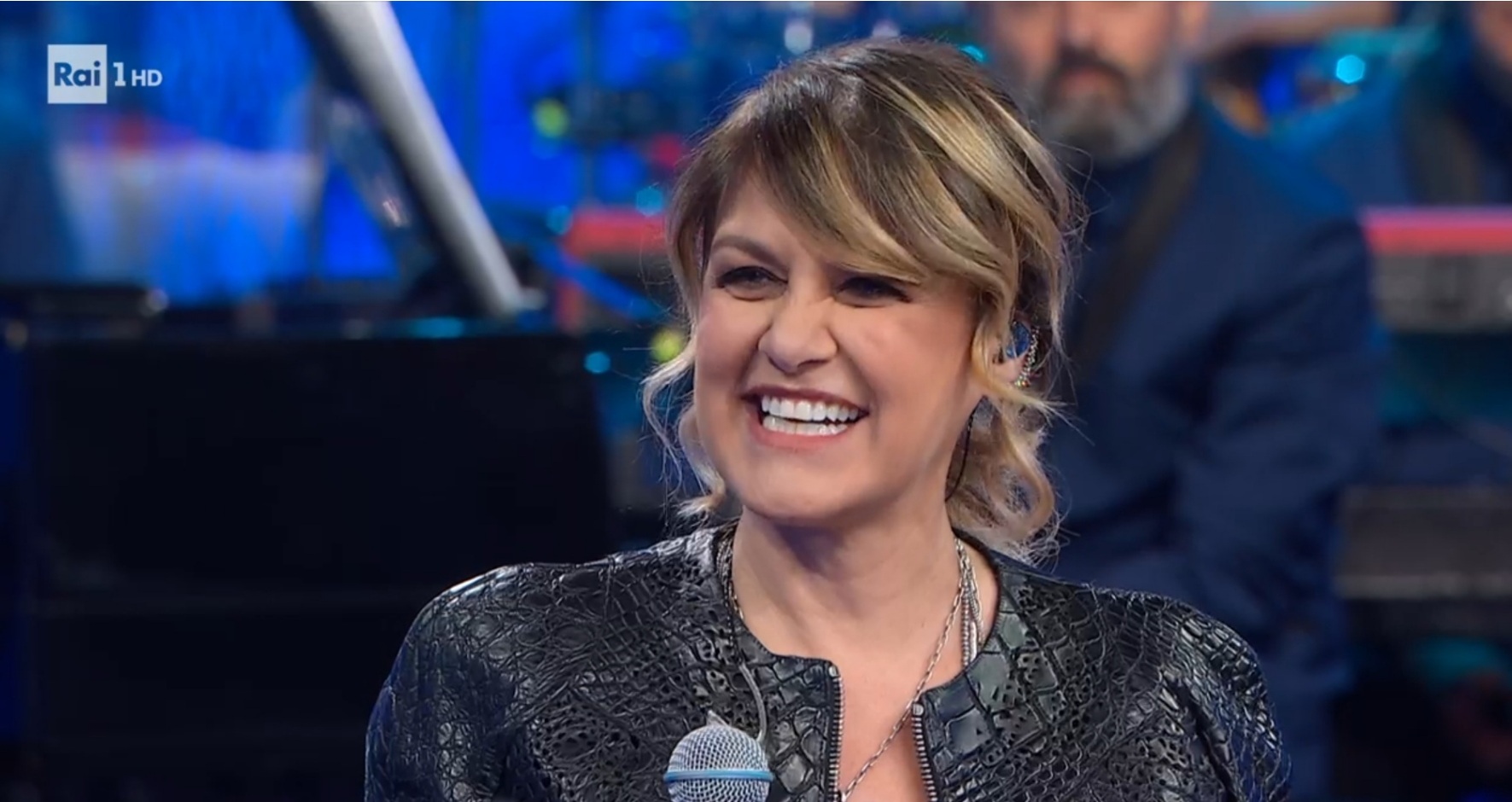 Canzonissima 2026, la finale in diretta: i cantanti presentano il loro “successo del cuore”