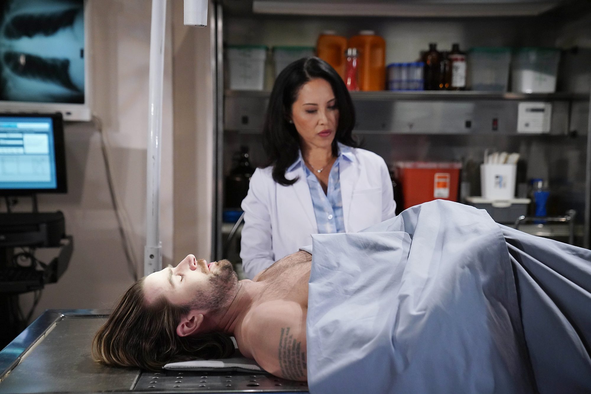 Li con il corpo di Hollis - Beautiful