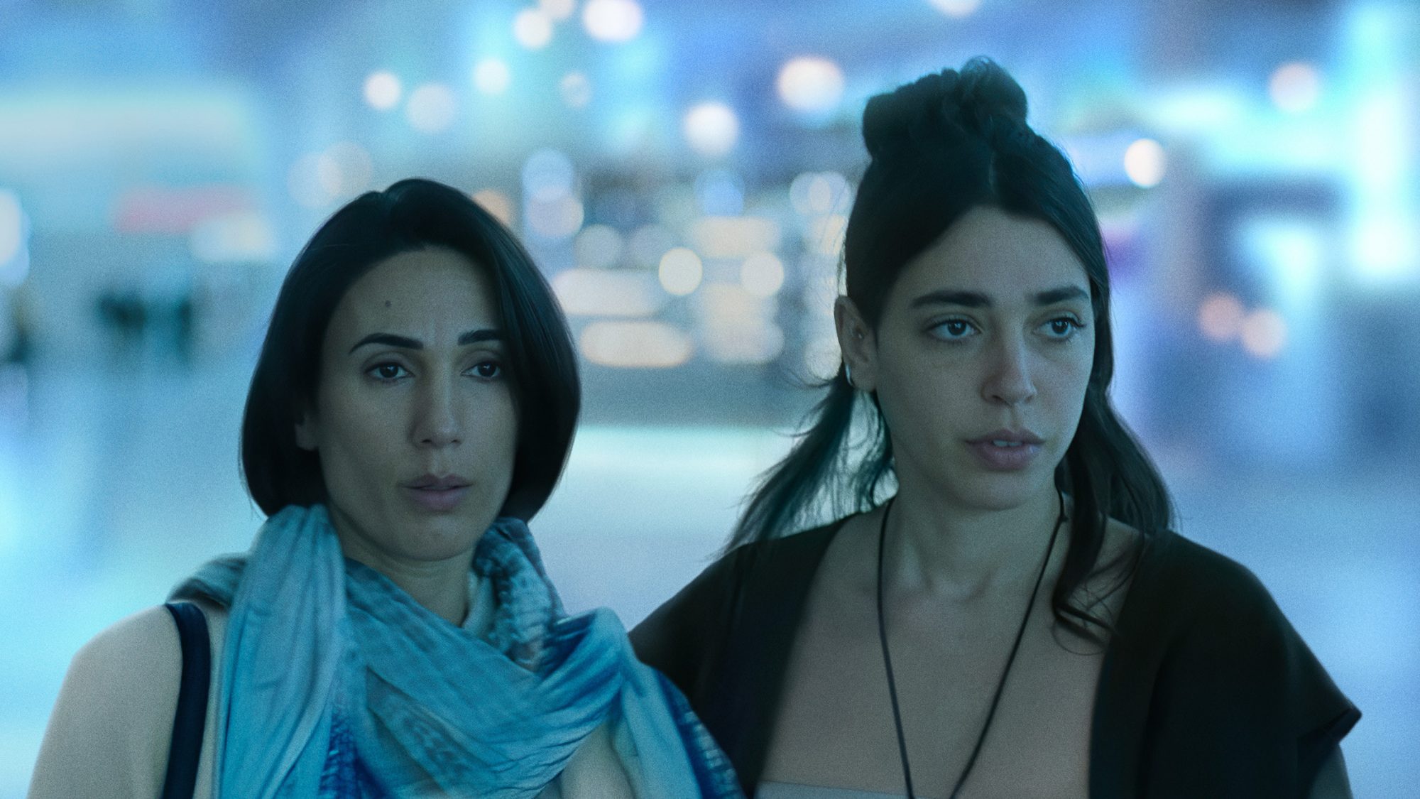 Liraz Chamami e Talia Lynne Ronn in Unconditional