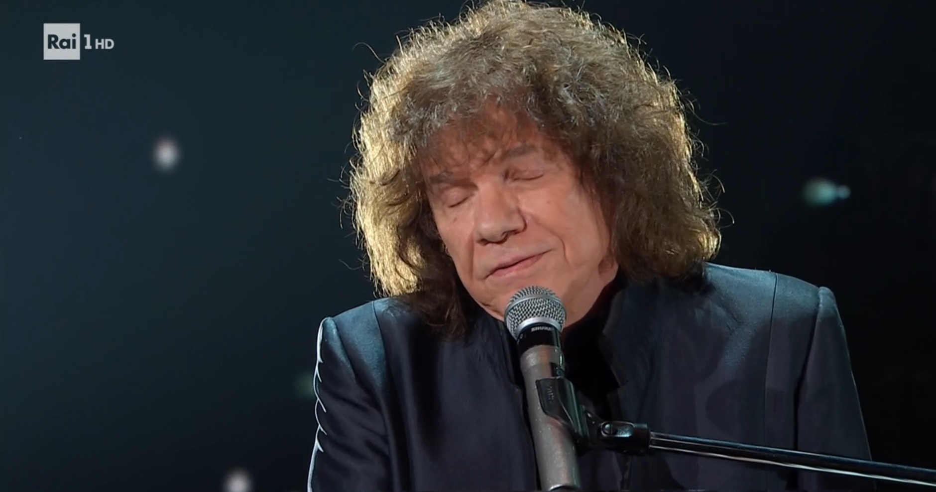 Canzonissima 2026, diretta quinta puntata: Riccardo Cocciante omaggia Gino Paoli con “Il cielo in una stanza”