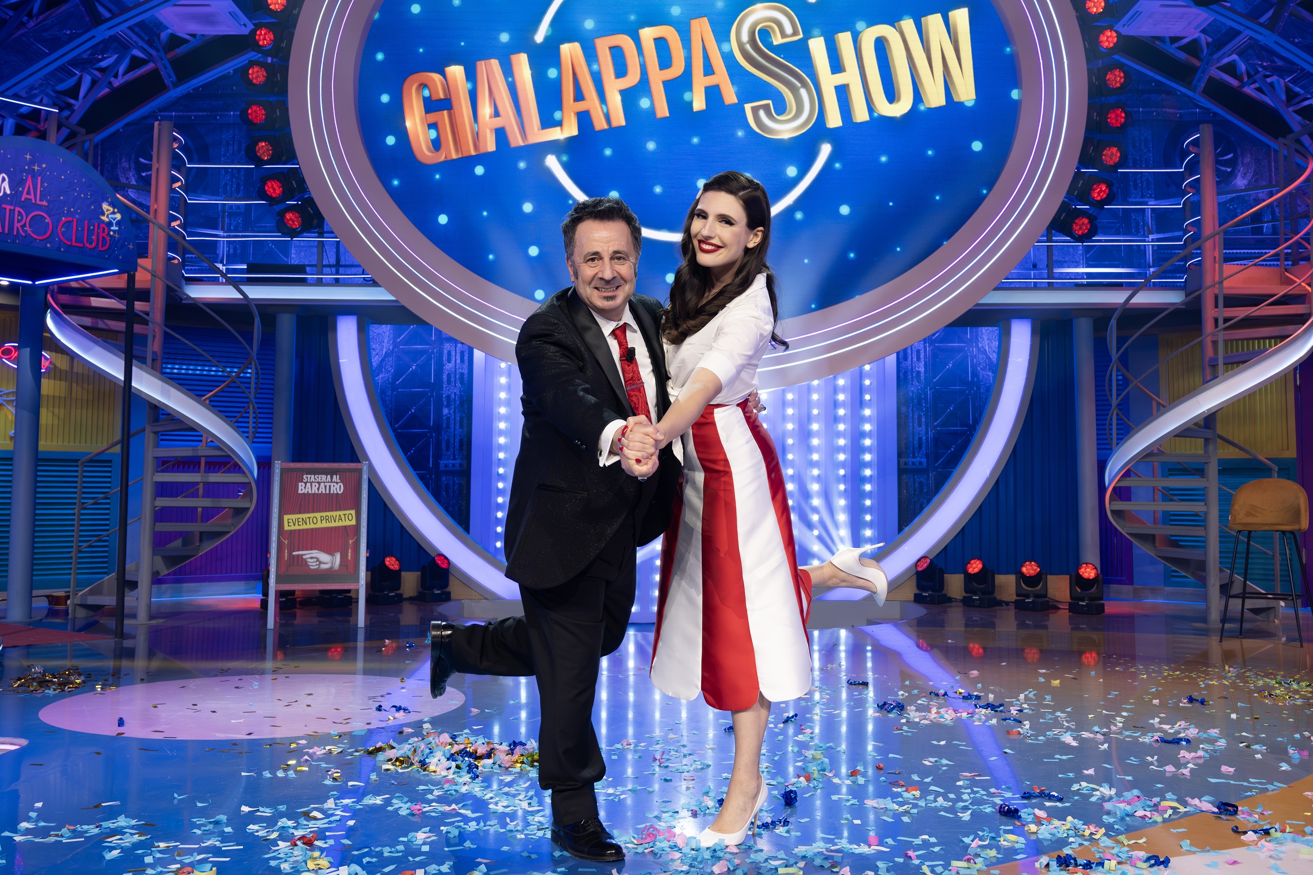 Ditonellapiaga all’ultima del GialappaShow. Lino Guanciale, Gino Castaldo e Diego Abatantuono tra gli ospiti