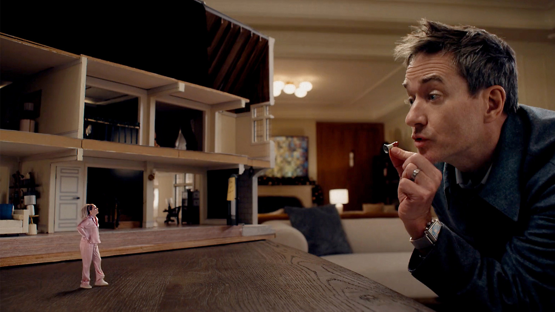 Elizabeth Banksv e Matthew Macfadyen in The Minature Wife