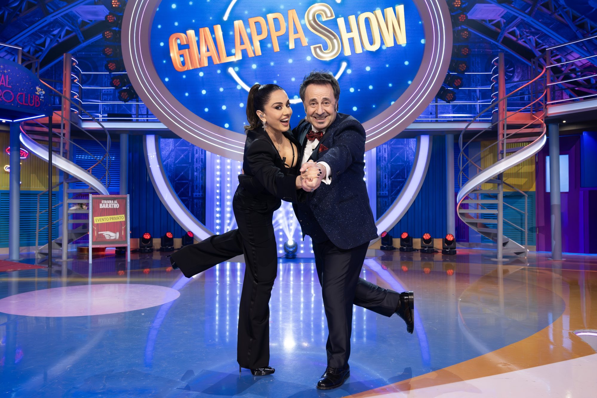Paola Iezzi co-conduttrice del GialappaShow di stasera, attese Matilda De Angelis e Sarah Felberbaum