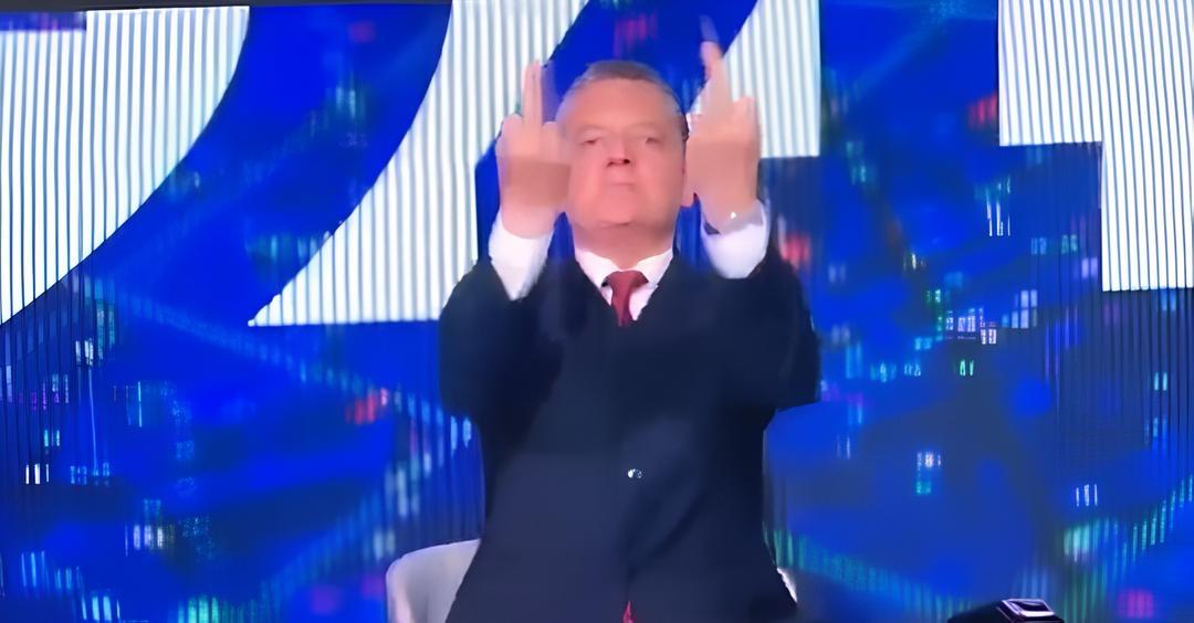 Alessandro Baracchini sospeso da RaiNews24 dopo il gestaccio del dito medio in diretta