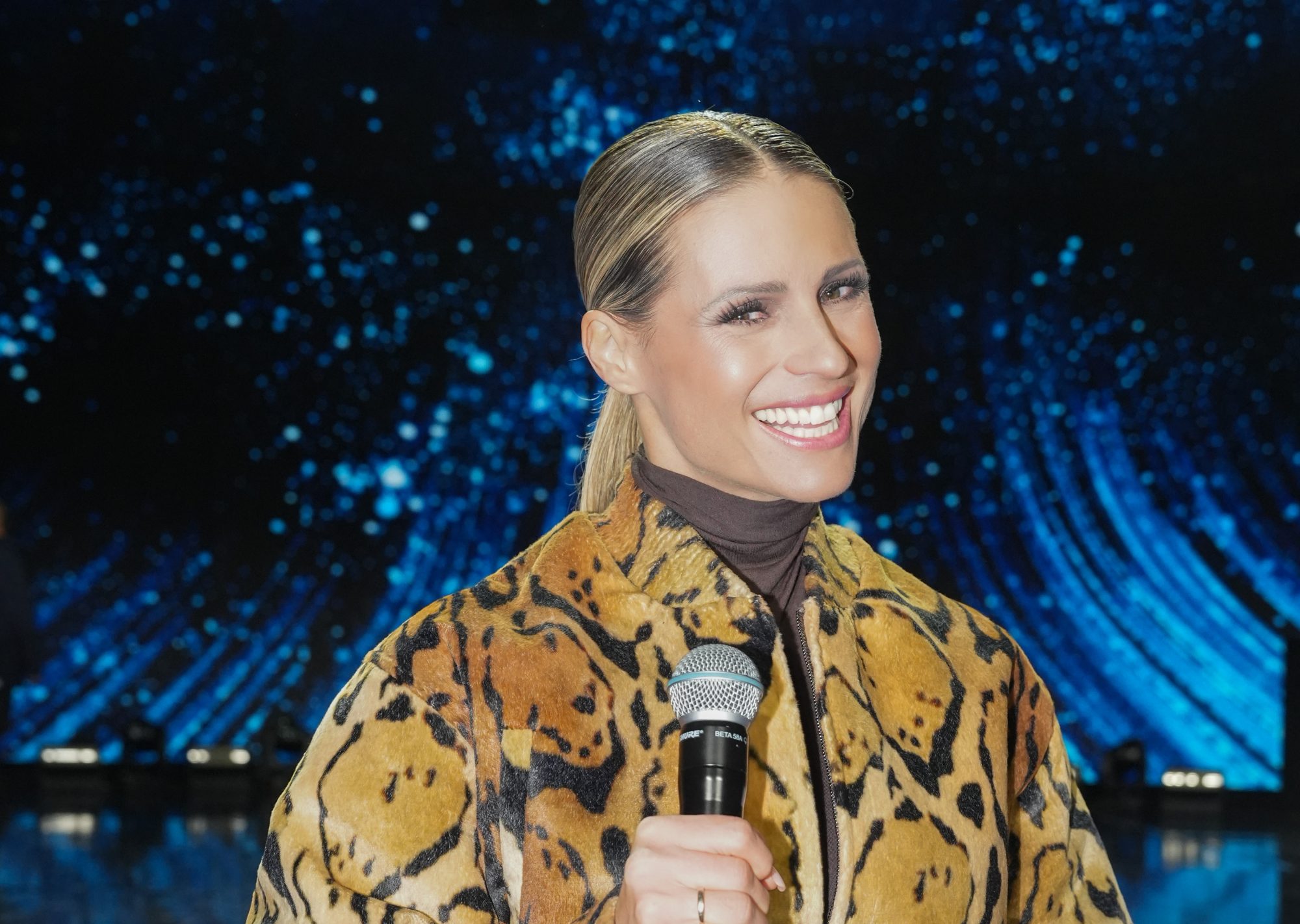 Super Karaoke debutta su Canale 5 con Noemi, Al Bano, Raf e Ivana Spagna