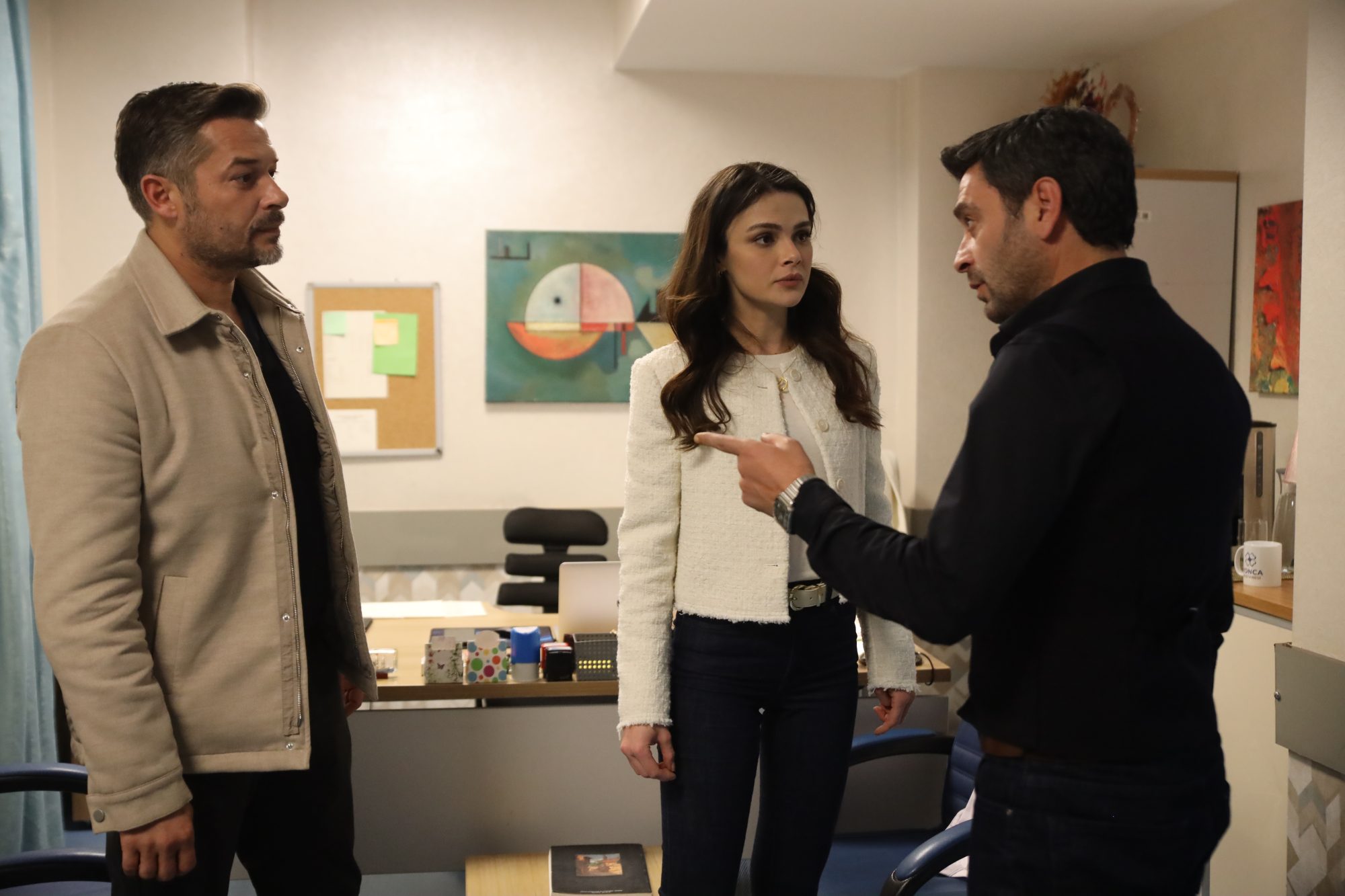 Cihan affronta Ugur di fronte ad Alya - Far Away