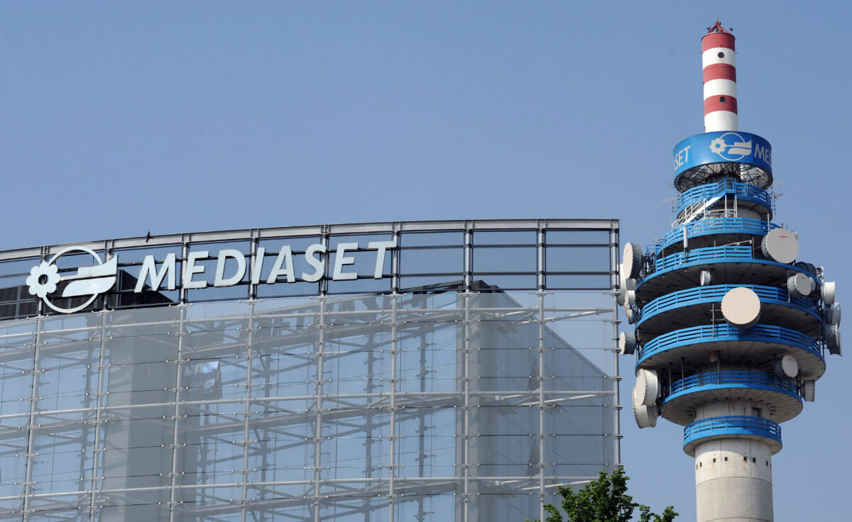 Tragedia a Mediaset, una giovane donna precipita nel vuoto: è gravissima