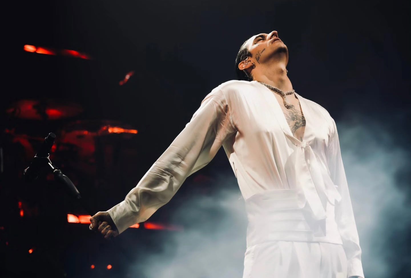 Achille Lauro accende Canale 5 con Comuni Immortali