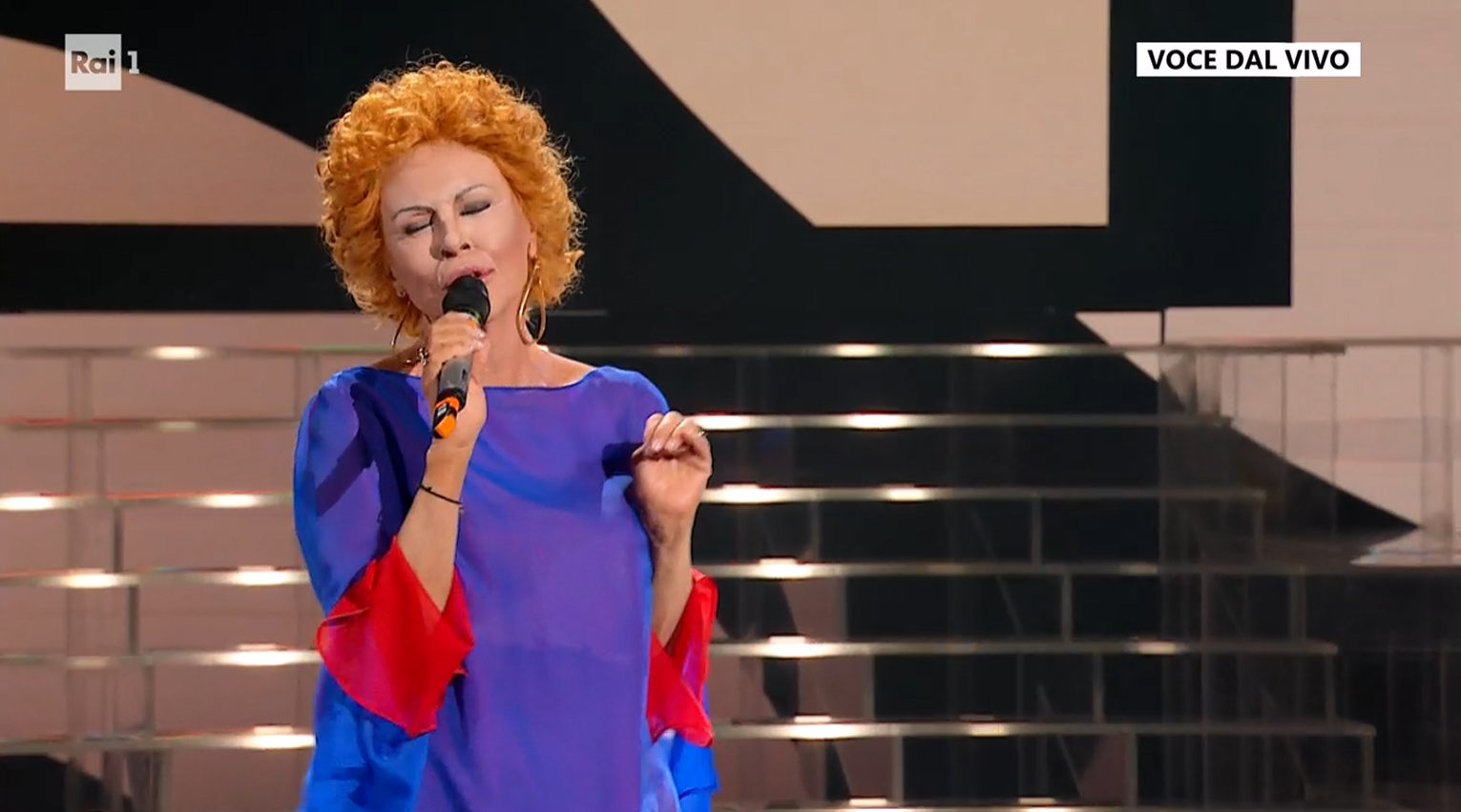 Tale e Quale Show 2026, prima puntata: Paola Perego emoziona con l’omaggio a Ornella Vanoni