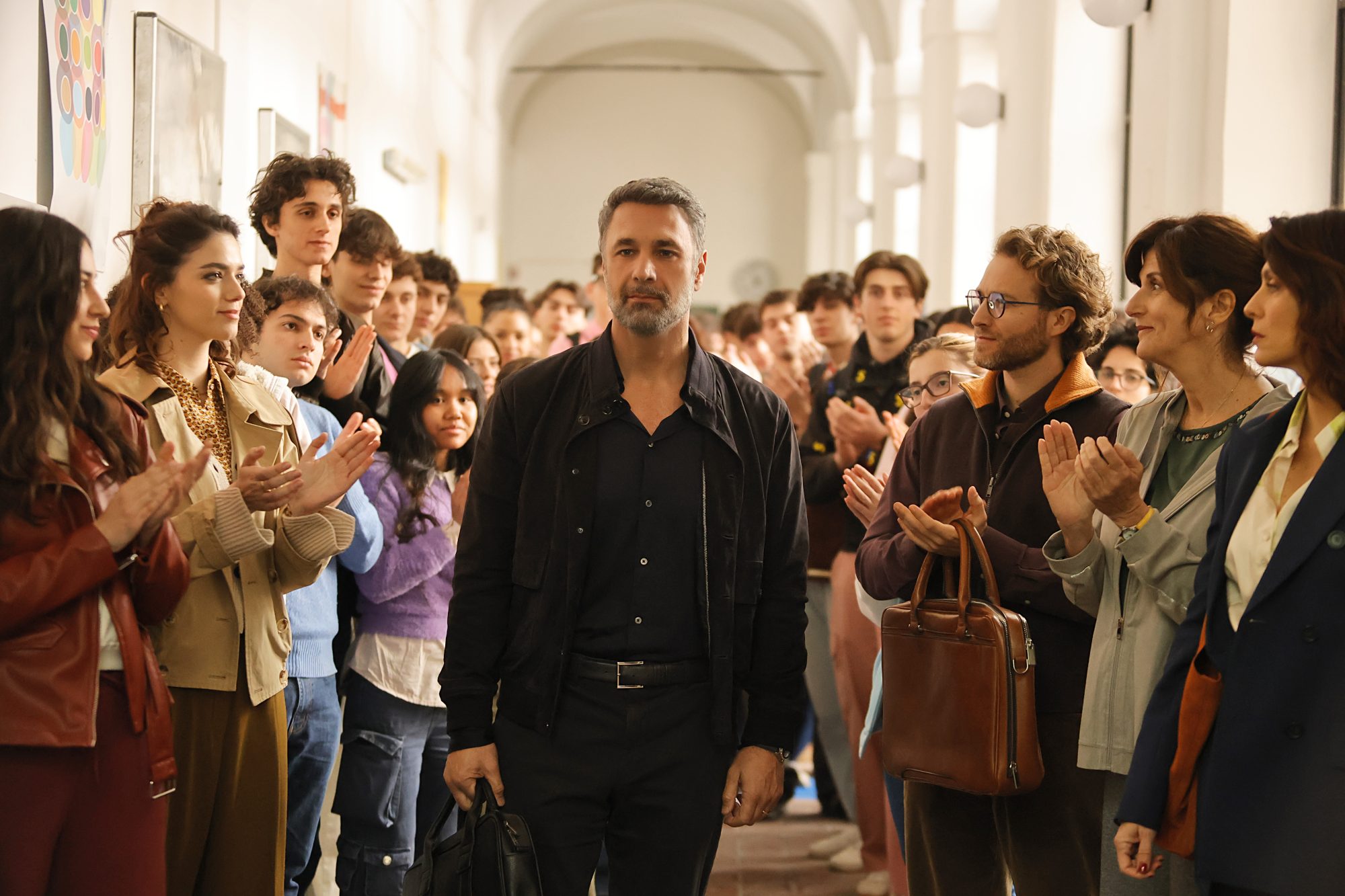 Tutto l’Amore che Resta, Raoul Bova preside di un liceo fuori dagli schemi su Rai 1