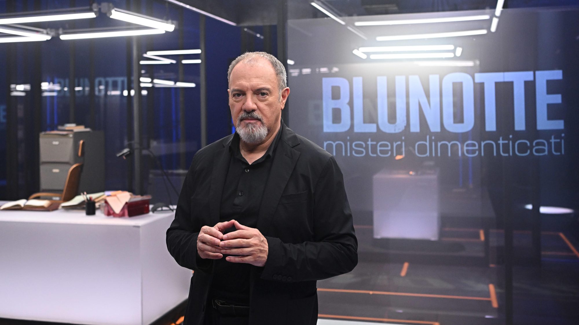 Carlo Lucarelli riporta su Rai 3 Blu Notte raccontando Misteri Dimenticati