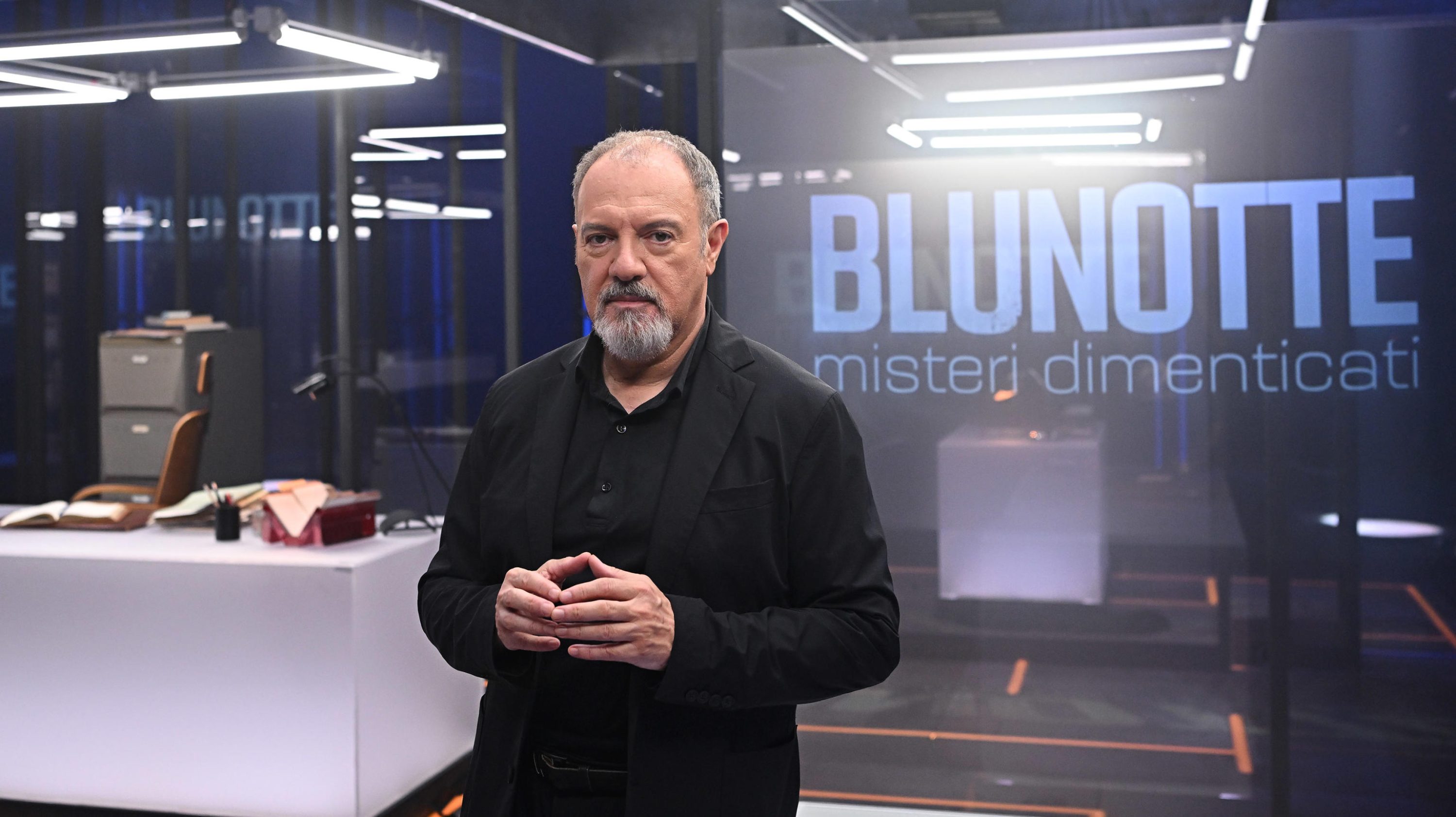 carlo lucarelli riporta su rai 3 blu notte raccontando misteri dimenticati da Davidemaggio.it carlo lucarelli riporta su rai 3 blu notte raccontando misteri dimenticati