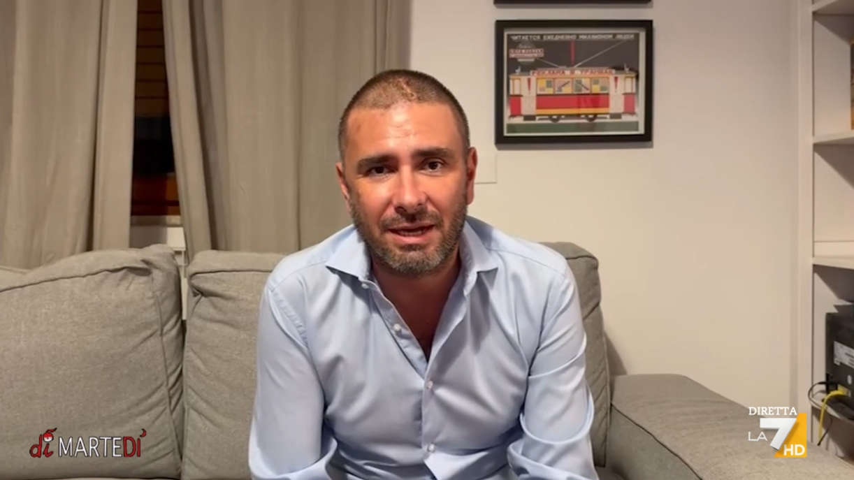 Alessandro Di Battista ritorna in video a diMartedì: “I medici cubani mi hanno salvato la vita”