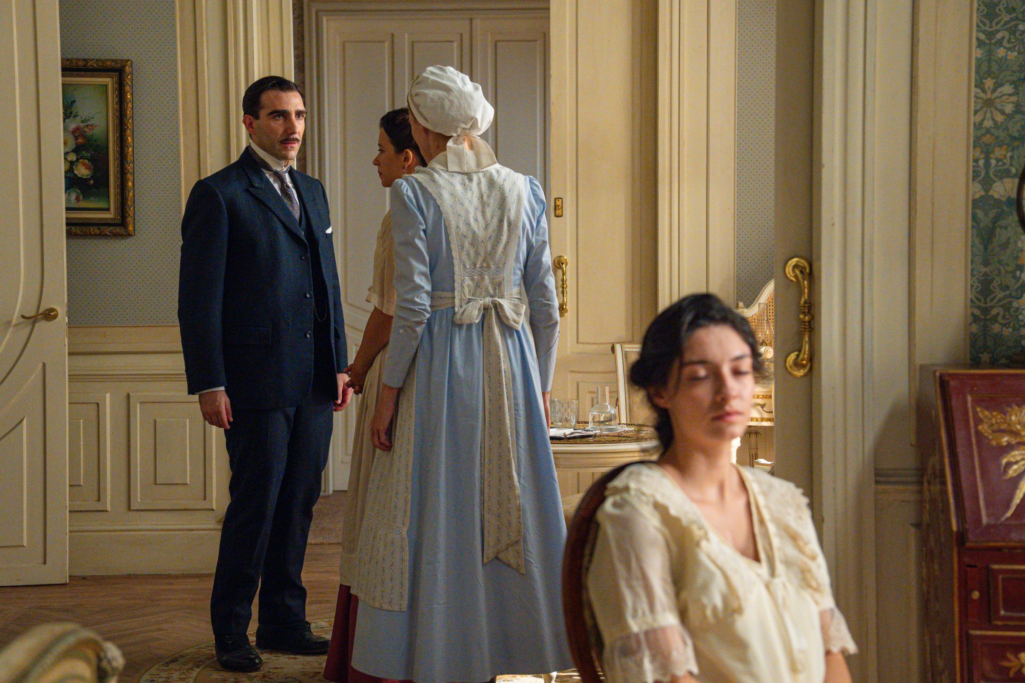 Angela con Lorenzo, Martina e Pia - La Promessa