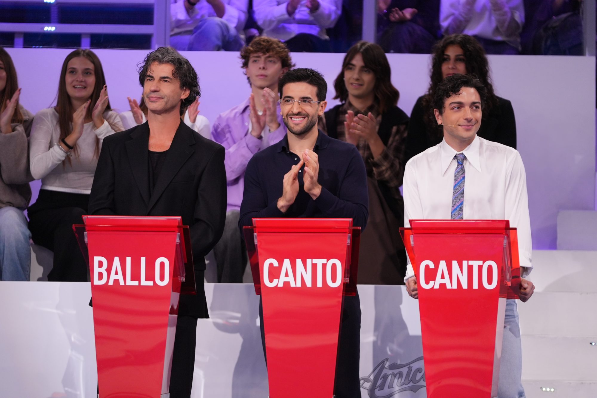Amici 26, anticipazioni puntata del 25 ottobre 2026: Il Volo e Kledi giudici, Samurai Jay prende una decisione definitiva su Erness