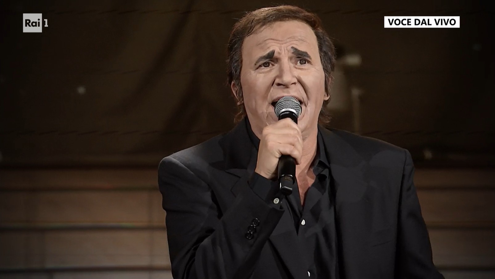Tale e Quale Show 2026, Max Paiella vince la quinta puntata con il ricordo di Charles Aznavour