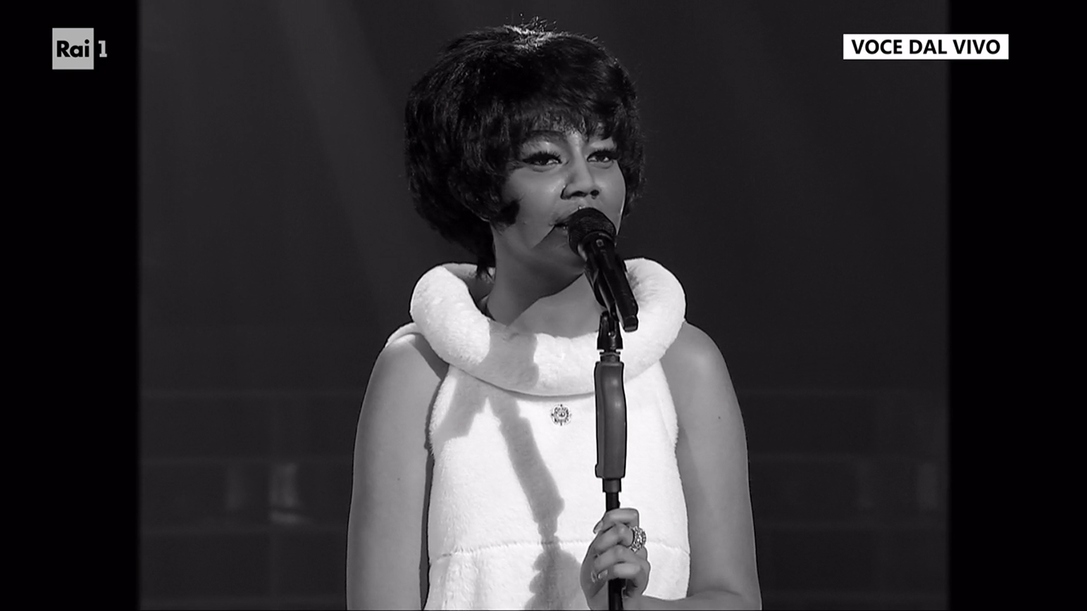 Tale e Quale Show 2026, sesta puntata: terza vittoria di Selma nei panni di Dionne Warwick