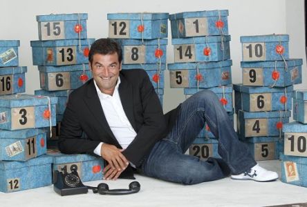 AFFARI TUOI, SPECIALE PER DUE LA LOTTERIA: MAX GIUSTI IN SMOKING PORTA I SUOI PACCHI NEL SABATO SERA DI RAIUNO