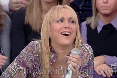 AMICI: VINCE IL SOLE. PROF IN IMBARAZZO TRA GAROFALO ‘CAFONE’ E MARIA LA FUSTIGATRICE