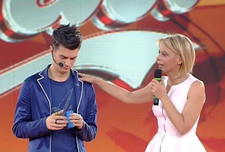 AMICI, 7^ puntata: VINCONO I BIANCHI. ADRIANO E’ FUORI MA PEDRO VORREBBE USCIRE AL SUO POSTO