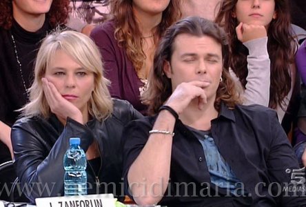 AMICI: QUARTA SFIDA. VINCE IL SOLE TRA COREOGRAFIE AMBARA…ZZANTI E I COMPLIMENTI DI GRIGNANI. NUOVI BANCHI IN DISCUSSIONE.