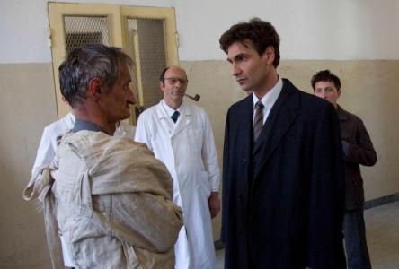 ASCOLTI TV DI DOMENICA 7 FEBBRAIO 2010: VINCE AMICI CON IL 24.71% DI SHARE MA IL TALENT RIMANE SOTTO I 5 MILIONI. LA CITTA’ DEI MATTI SI FERMA AL 21.25% MA E’ PIU’ VISTO. PREMIUM CALCIO IN PRIME TIME AL 3.03%