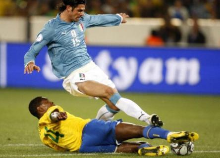 Protetto: ASCOLTI TV DI DOMENICA 21 GIUGNO 2009: TUTTI A VEDERE ITALIA – BRASILE (45.45%). CONTINUA L’EXPLOIT DI ITALIA 1, CHE VINCE LA MEDAGLIA D’ARGENTO. IN DAY TIME IL GP DI INGHILTERRA AL 44.7%, IN SECONDA SERATA BOOM DI STANDOFF