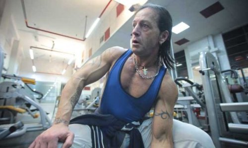 DAVIDE DI PORTO ALL’ISOLA DEI FAMOSI: FENOMENOLOGIA DI UN PERSONAL TRAINER COATTO CHE SPOPOLA SUL WEB