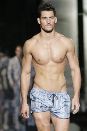 SANREMO 2009: BONOLIS PUNTA SUL SEX APPEAL. ACCANTO ALLE 5 PRIMEDONNE ARRIVA DAVID GANDY