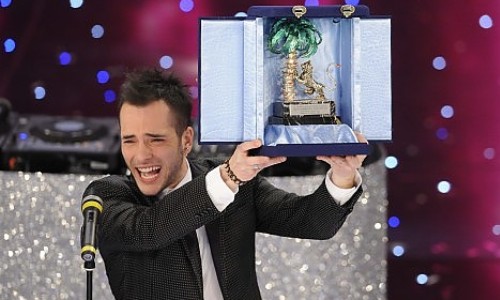FESTIVAL DI SANREMO: VINCE TONY MAIELLO PER LA “NUOVA GENERAZIONE”. IL PUPO E IL PRINCIPE VOLANO IN FINALE TRA I FISCHI, ELIMINATI RUGGERI E MORO.