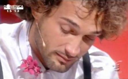 DOMENICA CINQUE: LA PRIMA USCITA DEL PRINCIPE E’ GIA’ UNO CONTRO TUTTI (VIDEO)